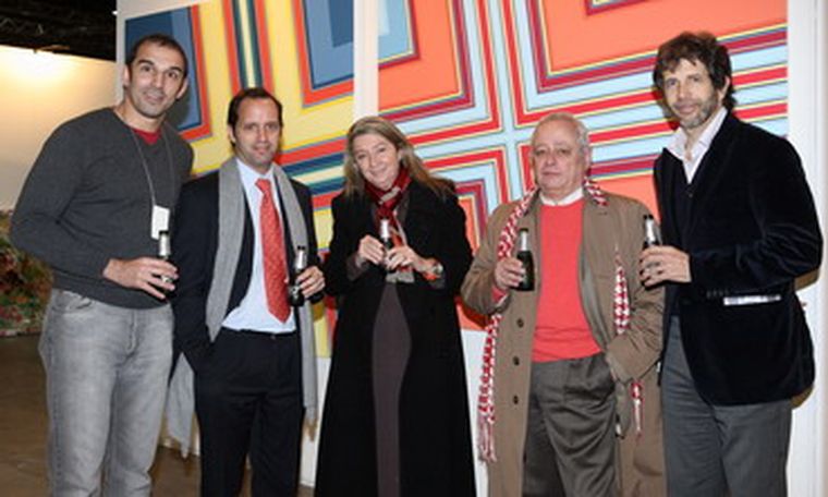 Alberto Sendrós, Fernando Gouiran, Alicia de Arteaga, Marcelo Olmos y Ramiro Otaño brindaron con espumantesluego de la selección de la obra. Foto: Gentileza