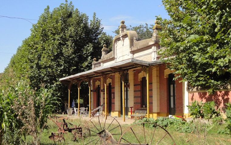Altamira conserva una escena rural marcada por la estación ferroviaria y por una escala de pueblo que todavía resiste al apuro.