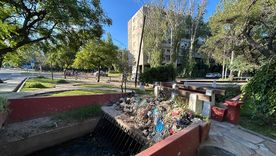 El agua sigue corriendo, pero la basura quedó retenida en la reja del zanjón y convirtió el espacio verde en un contenedor improvisado. El agua sigue corriendo, pero la basura quedó retenida en la reja del zanjón y convirtió el espacio verde en un contenedor improvisado.