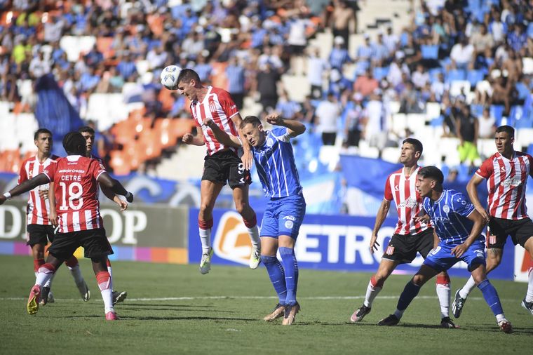 Paso en falso para el Tomba de Oldrá, que guardó jugadores y cayó ante Estudiantes en el Malvinas. Foto: Télam