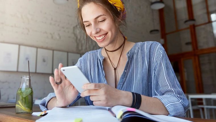 Archivar chat en WhatsApp mantiene el espacio de estudio más ordenado y con menos distracciones.