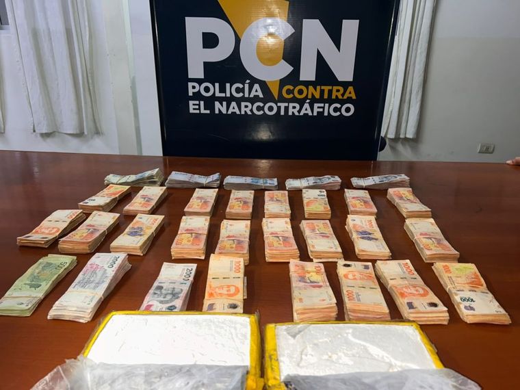 El dinero y los ladrillos de cocaína incautados en los procedimientos. El dinero y los ladrillos de cocaína incautados en los procedimientos.