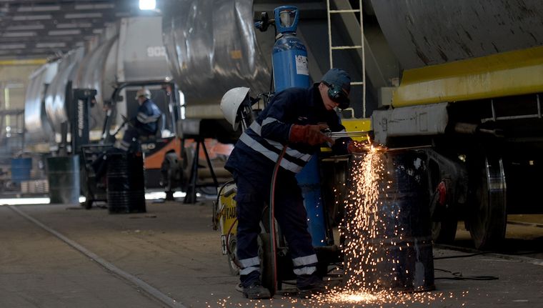 En los talleres de Palmira el tren se ve, se escucha y se huele. Foto: Walter Moreno/Mdz