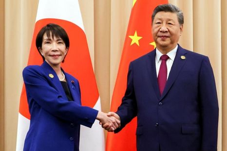 Sanae Takaichi, de Japón, y Xi Jinping, de China. La tensión entre China y Japón por Taiwán ya provocó casi medio millón de cancelaciones de vuelos y la suspensión de viajes turísticos.