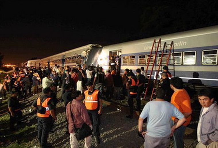 Las autoridades trabajaron durante la noche. Foto: Publicado en La Nación