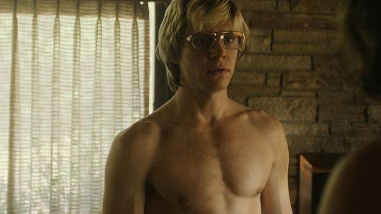 Evan Peters como Jeffrey Dahmer El actor se está enfrentando a uno de sus grandes desafíos en pantalla puesto que la serie es todo un éxito con más de 300 millones de vistas a nivel global. Foto: Fuente: Imagen / Netflix