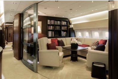 MDZol | La bilioteca en el avión de Roman Abramovich. Foto: okdiario.com