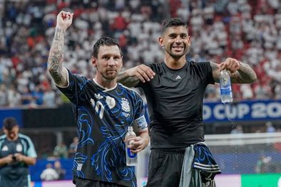 MDZol | Cuti Romero y Lionel Messi en pleno festejo tras la épica remontada de Argentina a Inglaterra.