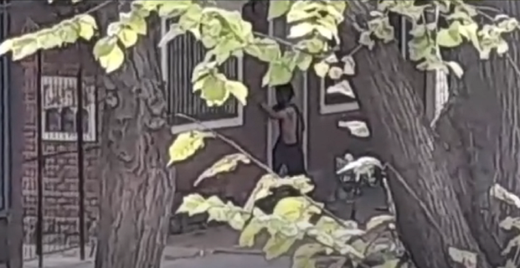 El momento en el que el sujeto intenta violentar un domicilio de Ciudad. Foto: Captura de video.