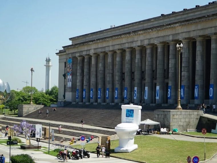 Las columnas de la Facultad de Derecho de la UBA con la leyenda 6.000.000 sin baño