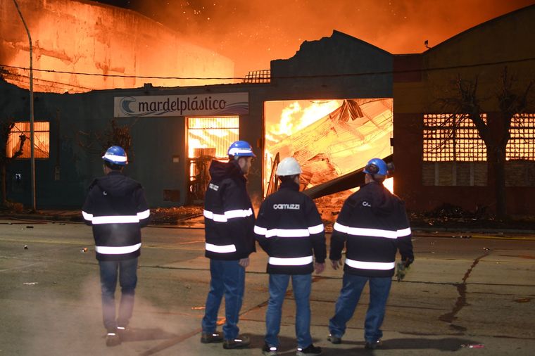 Los bomberos frente a la fábrica afectada Foto: Télam