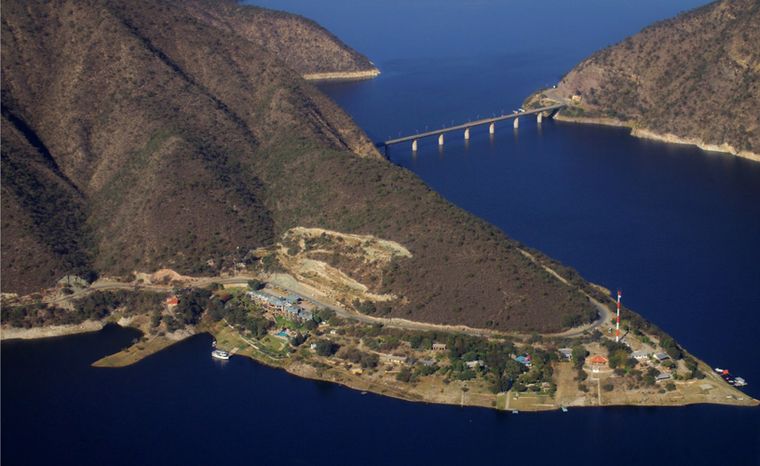 El dique Cabra Corral, ubicado en la provincia de Salta, Argentina El dique Cabra Corral, ubicado en la provincia de Salta, Argentina