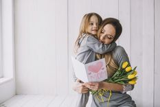 El Día de la Madre es una fecha especial en la que rendimos homenaje a esas mujeres que, con su amor incondicional, han dejado una huella imborrable en nuestras vidas. Foto: Freepik