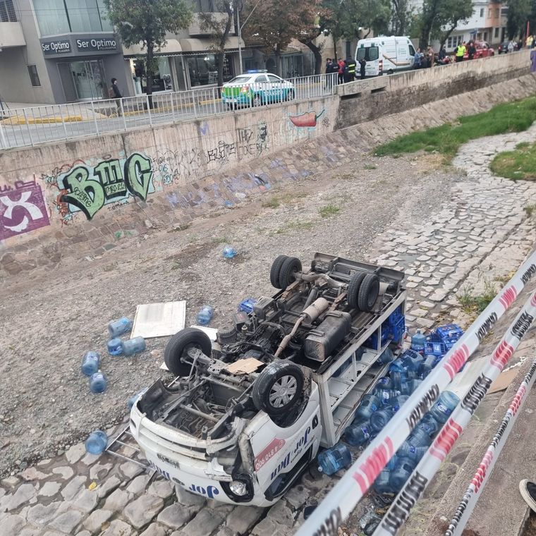 Así quedó el camión tras el vuelco