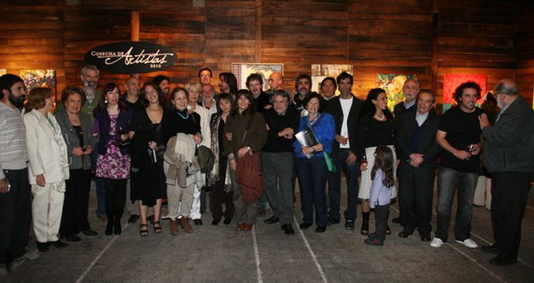 Los 27 artistas mendocinos y Eva Rodríguez, curadora de la muestra, en el cóctel de apertura. Foto: Nacho Gaffuri / MDZ