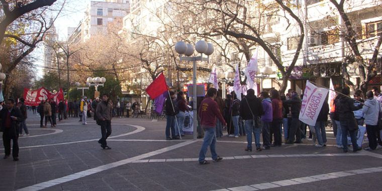 Unas 150 personas se convocaron contra el aumento del boleto.