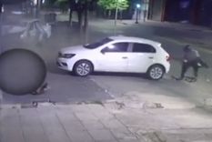 Un patrullero chocó con un vehículo, se fue a la vereda y atropelló a un joven de 19 años Foto: Captura de video Un patrullero chocó con un vehículo, se fue a la vereda y atropelló a un joven de 19 años Foto: Captura de video