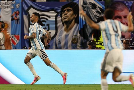 Con un frentazo que se desvió en la mano de un rival, Cuti Romero rescató a la Selección argentina en el minuto 111 del tiempo suplementario.&nbsp;