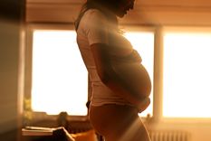 ¿Por qué las mujeres dan a luz acostadas sobre la espalda?
