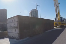 Una grúa trabaja en la zona para remover el container con pollo.