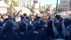 La Policía comenzó a rociar gas pimienta en la marcha.&nbsp;