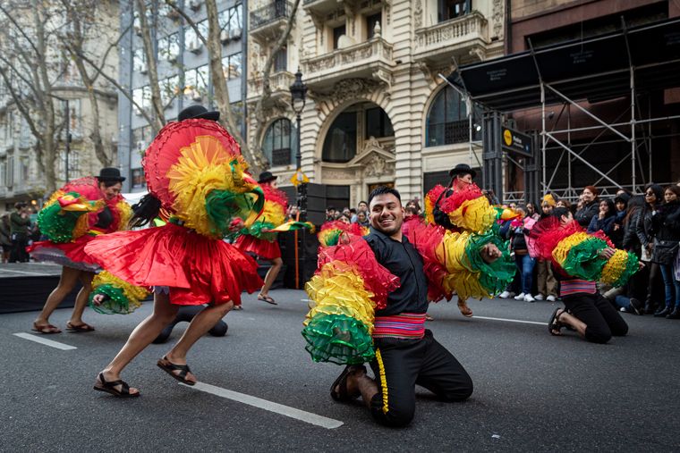 Más de 35 colectividades americanas se reunirán este domingo en Av. de Mayo y Bolívar para celebrar la diversidad cultural de la Ciudad. Más de 35 colectividades americanas se reunirán este domingo en Av. de Mayo y Bolívar para celebrar la diversidad cultural de la Ciudad.