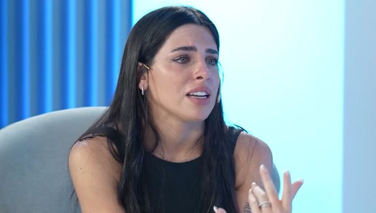 La joven influencer se emocionó tras recordar la relación. Foto: Captura de pantalla/ Youtube: La Nación.