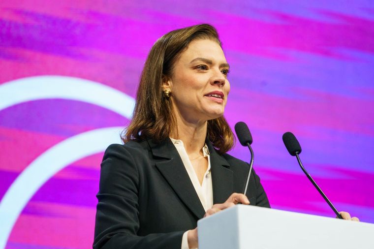 La encargada de negocios de la Embajada de los Estados Unidos en Argentina, Abigail Dressel, en la Amcham Summit 2025. Foto: X (@AmChamArgentina)
