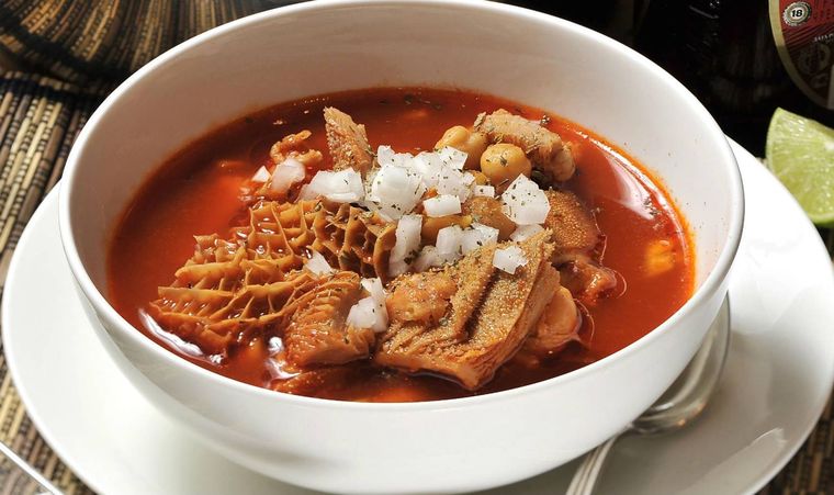 El menudo rojo estilo Jalisco es uno de los platillos más deliciosos de la gastronomía mexicana. Foto: Cortesía  El Universal - eluniversal.com.mx