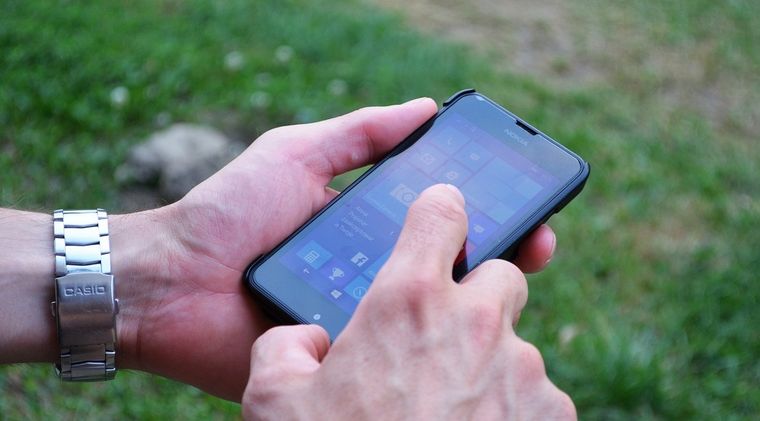 Desde el celular se accede a los servicios que tendrán el nuevo impuesto Foto: pxhere.com/