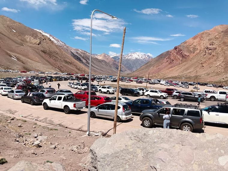 Las demoras en la Aduana para cruzar a Chile son cotidianas. Foto: Pasos Fronterizos Chile