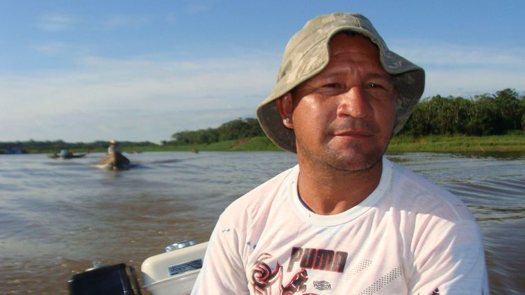 Pedro Canízio afirma que los pescadores como él ganan poco dinero con la pesca del pirarucu.