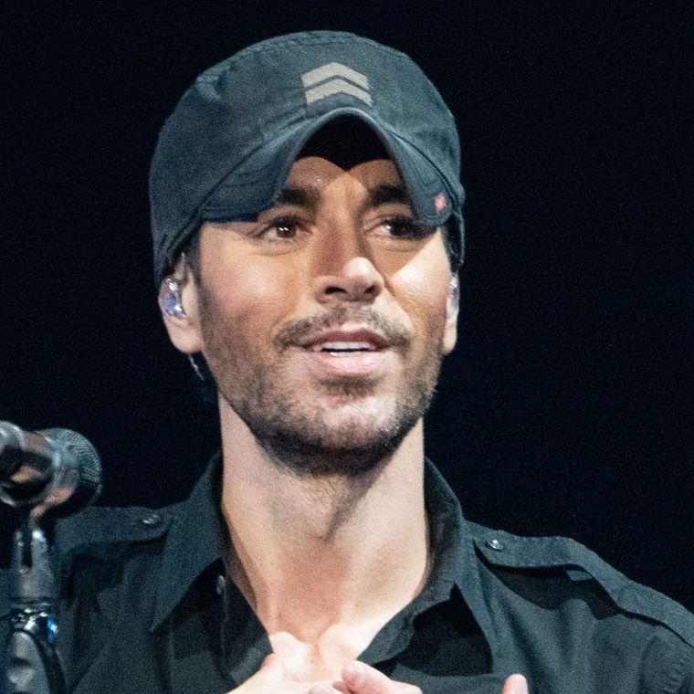 Enrique Iglesias está de vuelta en los escenarios. Foto: https://parade.com/news/enrique-iglesias-kisses-fan-vegas-video-instagram-reacts-2022