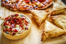 muy facil, prepara una rica tarta de tomate, queso y cebollas