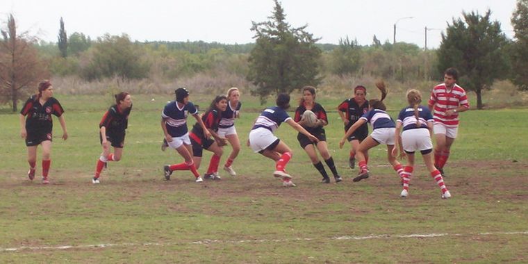 Inicio del primer encuentro de rugby femenino.