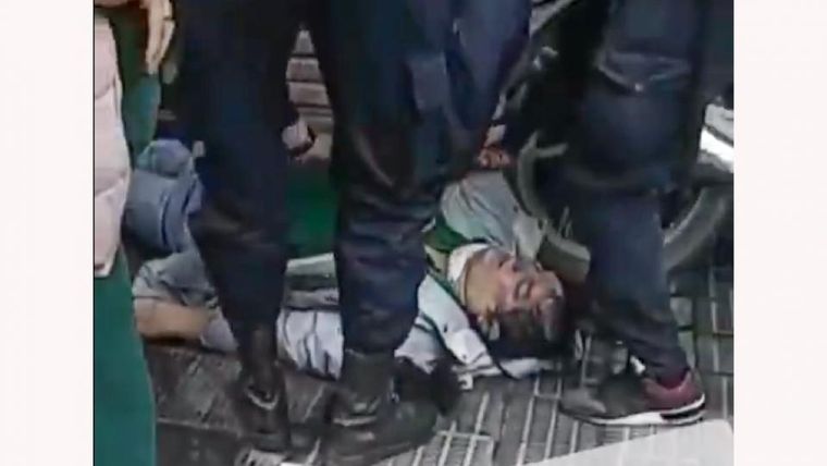 El hombre que habría muerto asfixiado porque un policía le puso la rodilla en el cuello