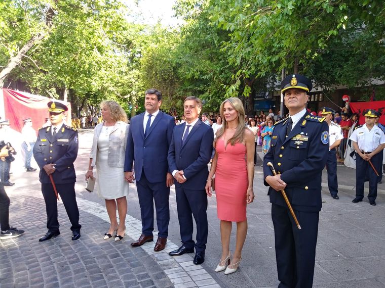 Suarez asume Rodolfo Suarez, junto a su esposa y a su compañero de fórmula