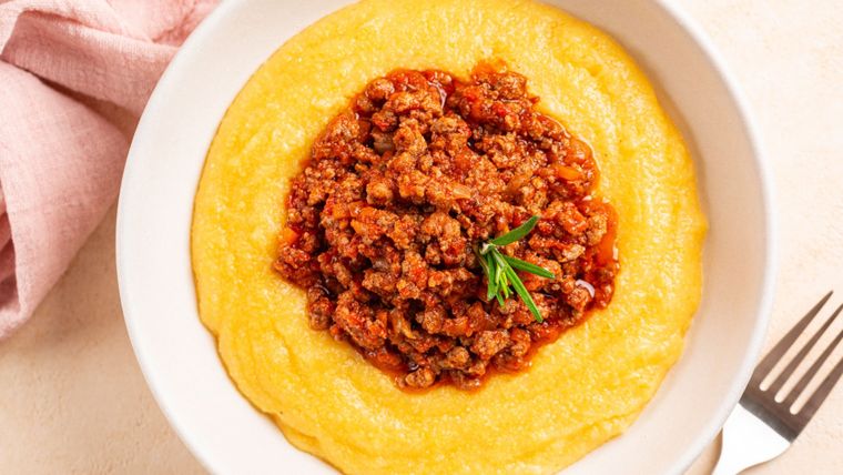 Receta fácil y rápida de polenta con boloñesa, un clásico económico y rendidor