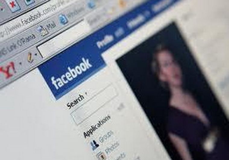 Un estudio sostiene que las prostitutas atraen gran parte de sus clientes por Facebook.