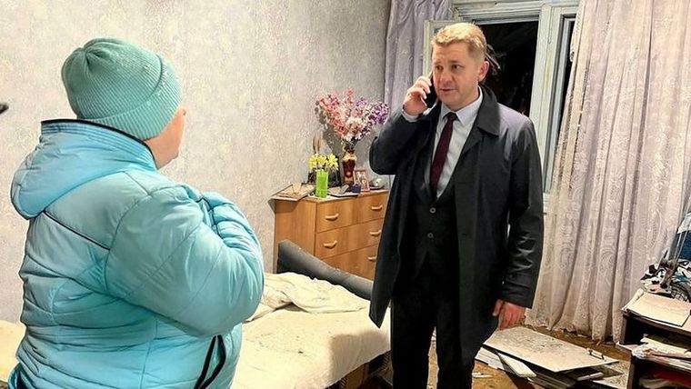El alcalde de Bélgorod, Valentin Demidov, visitó a un residente afectado por la explosión. Foto: REUTERS