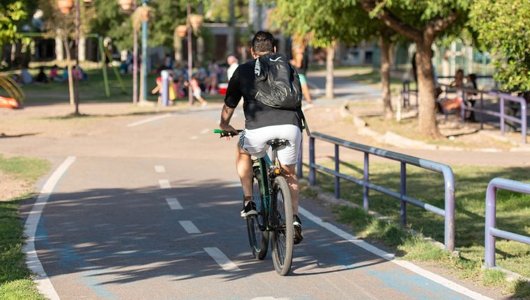 Red de ciclovías en el Gran Mendoza. Obras y convivencia entre peatones y ciclistas. Foto: Santiago Tagua/MDZ