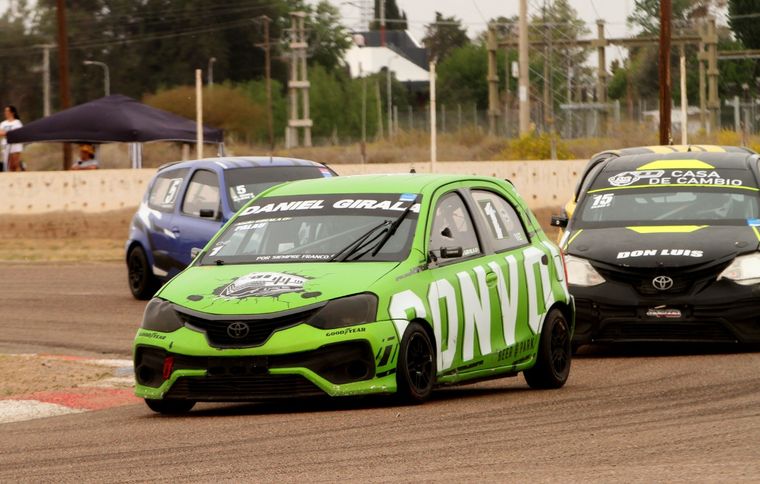 Nicolás Palau, en el auto de Abdo Girala, ganó la final de invitados en la Clase 2. Foto: Gentileza Ale Torres