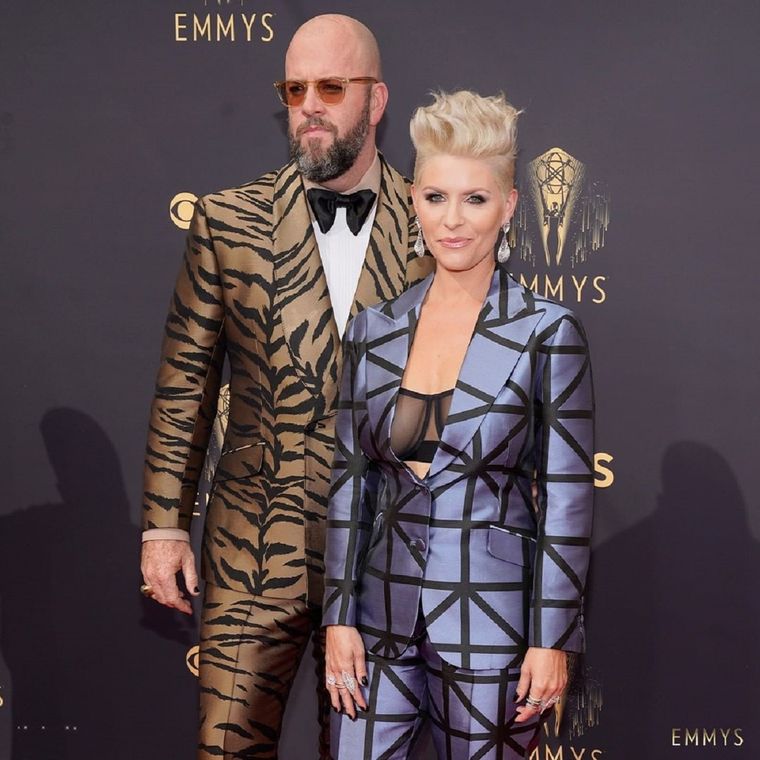 Chris Sullivan, nominado por This Is Us, y su esposa Rachel posan en la alfombra roja. Foto: Instagram