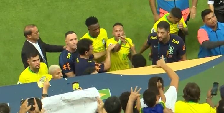 El astro brasileño recibió un golpe con una bolsa de pochoclos.