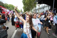 Julieta Lonigro, la reina blue, no pudo participar de la elección provincial debido a la ordenanza emitida por el departamento de Guaymallén Julieta Lonigro, la reina blue, no pudo participar de la elección provincial debido a la ordenanza emitida por el departamento de Guaymallén