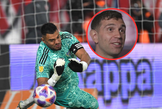 Los hinchas de Independiente se burlaron de Chiquito Romero con una ovación para el Dibu, pero el arquero de Boca la rompió Foto: Télam