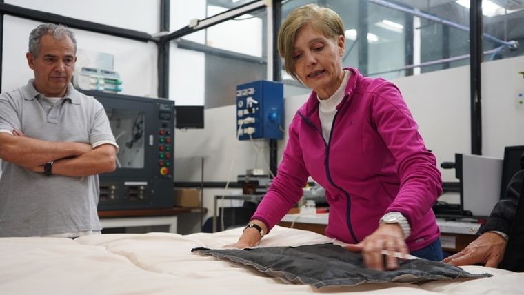 La investigadora muestra las ventajas de esta malla protectora. Foto: Conicet