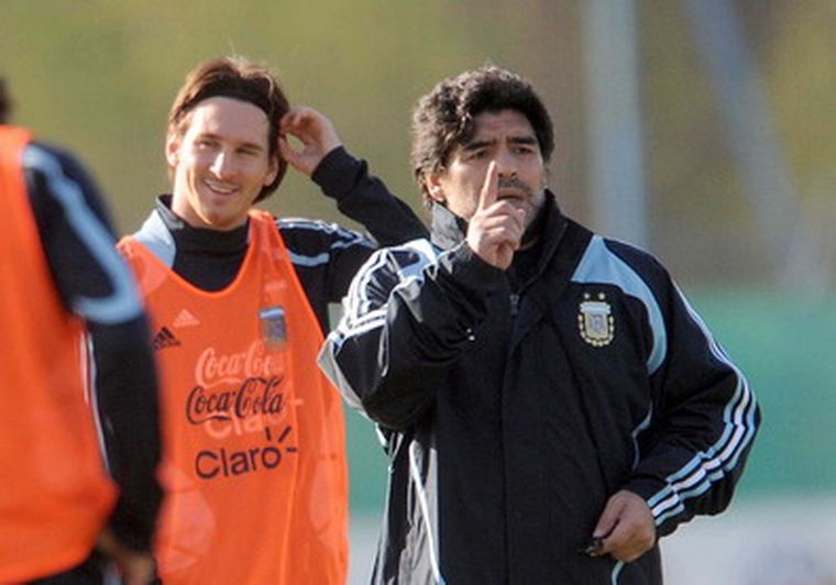 Maradona piensa en Nigeria. Foto: Télam