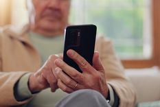 Los nuevos teléfonos móviles ofrecen herramientas de seguridad y pantallas adaptadas para los jubilados.