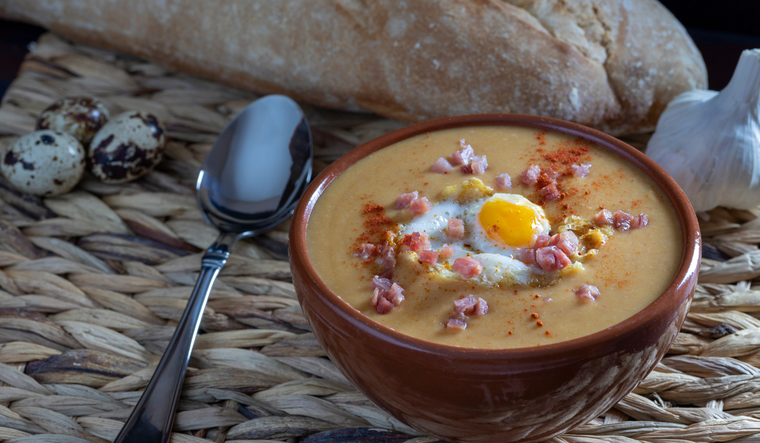 La receta tradicional de sopa castellana nació como un plato humilde para aprovechar el pan duro, convirtiéndose con el tiempo en una de las recetas más representativas de Castilla y un símbolo de la cocina de aprovechamie